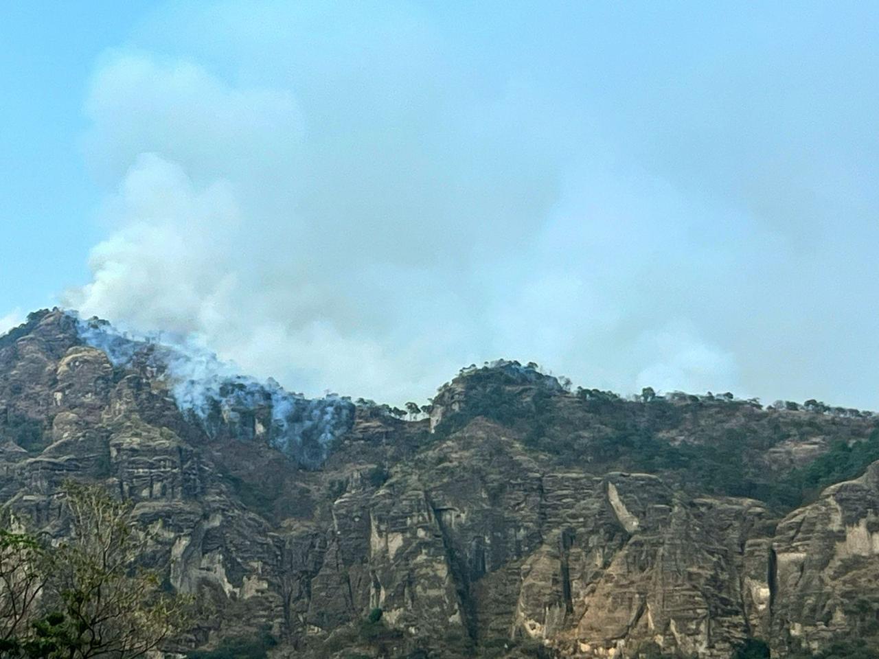 Conafor reporta avance de un 70 por ciento de control del incendio en el Tepozteco