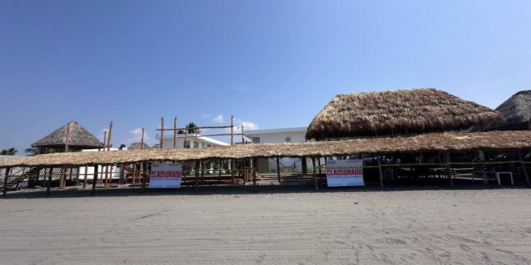 Profepa clausura construcciones en playas de Tonalá, Chiapas