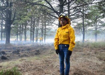 Mujer rompe estereotipos en el combate a incendios forestales en el EdoMex
