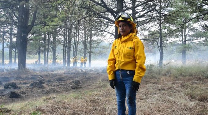 Mujer rompe estereotipos en el combate a incendios forestales en el EdoMex