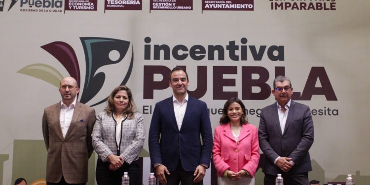Inaugura Pepe Chedraui 354 luminarias LED en Agua Santa con Puebla Brilla