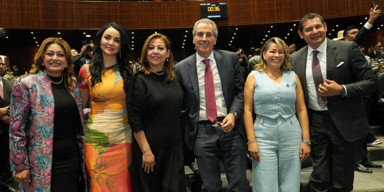 Presentes Armenta y Chedraui en la Cámara de Diputados por el 494 Aniversario de la Fundación de la Ciudad de Puebla
