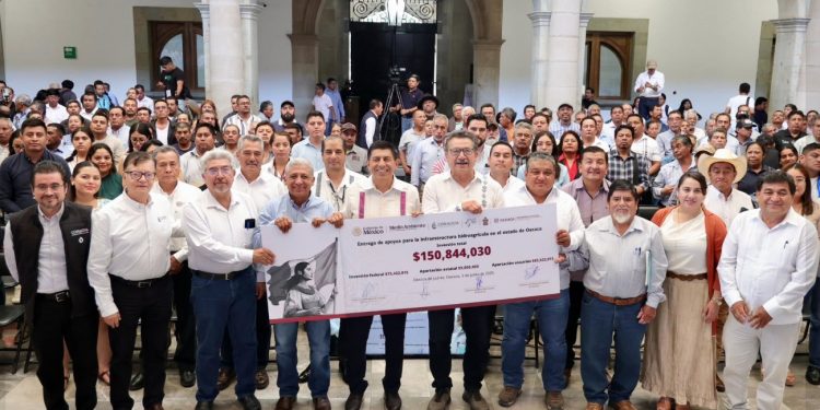Gobierno de México, estado y usuarios entregan apoyos al sector agrícola de Oaxaca