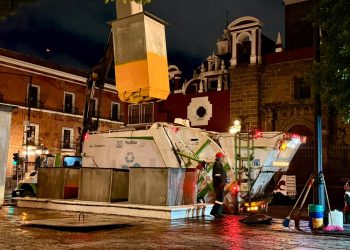 Realiza OOSL segunda intervención de limpieza en contenedores soterrados del Zócalo de Puebla