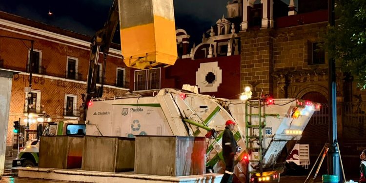 Realiza OOSL segunda intervención de limpieza en contenedores soterrados del Zócalo de Puebla