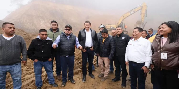 Atiende gobernador Alejandro Armenta a afectados por Huracán Erick en Eloxochitlán