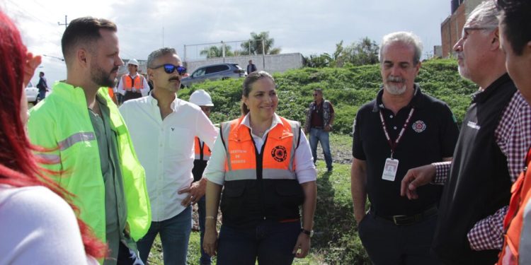 Supervisa Gobierno de la Ciudad labores de desazolve en el Vaso Regulador Puente Negro