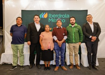 Gobierno de Puebla e Iberdrola México iluminan comunidades rurales con paneles solares