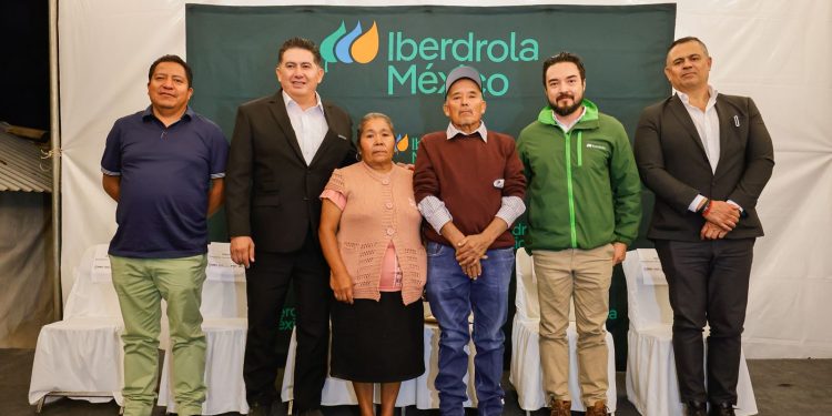 Gobierno de Puebla e Iberdrola México iluminan comunidades rurales con paneles solares