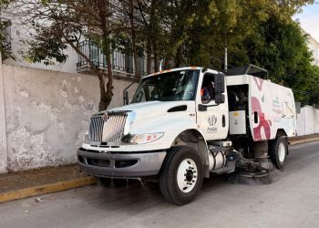 Refuerza Gobierno de la Ciudad limpieza urbana con barredoras mecánicas para prevenir inundaciones
