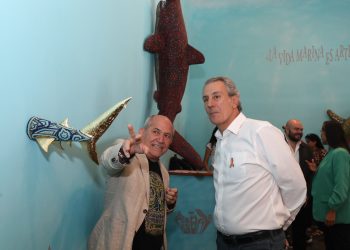 “El Murmullo de los Océanos” en la Galería del Palacio Municipal es visitada por Pepe Chedraui