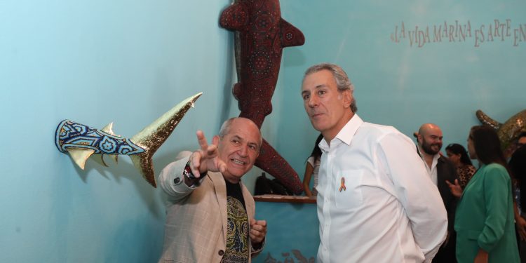 “El Murmullo de los Océanos” en la Galería del Palacio Municipal es visitada por Pepe Chedraui