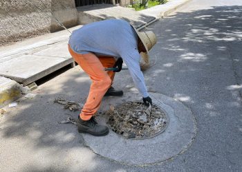 Refuerza Gobierno de la Ciudad limpieza de alcantarillas para prevenir inundaciones por lluvias