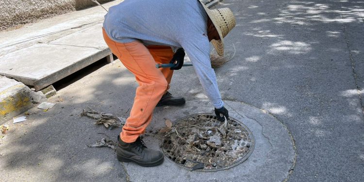 Refuerza Gobierno de la Ciudad limpieza de alcantarillas para prevenir inundaciones por lluvias