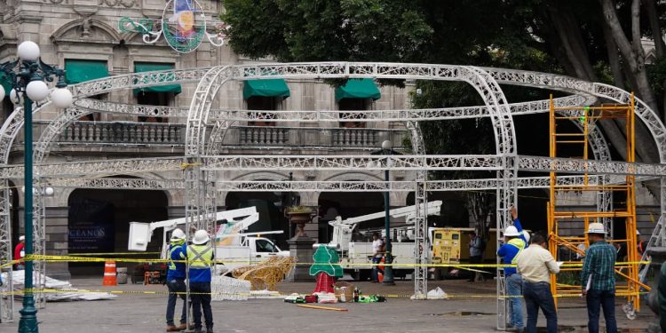 Instala Gobierno de la Ciudad adornos conmemorativos a las Fiestas Patrias