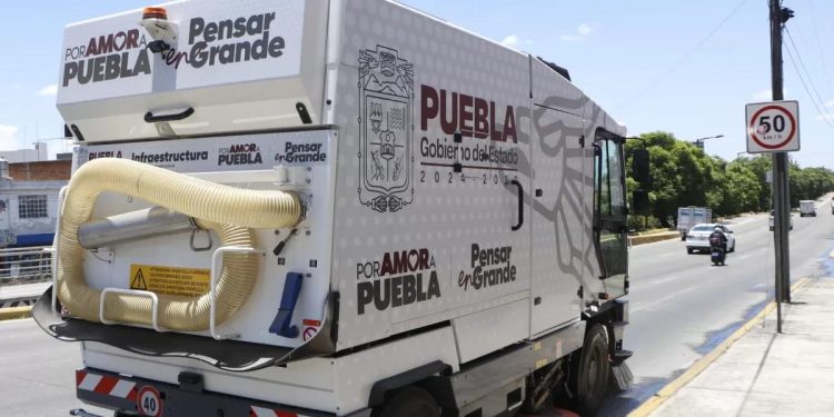Con barredoras mecánicas Gobierno Estatal retira basura en siete vialidades de Puebla Capital