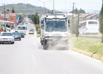 Con barredoras mecánicas Gobierno Estatal atiende  vialidades principales en la Capital