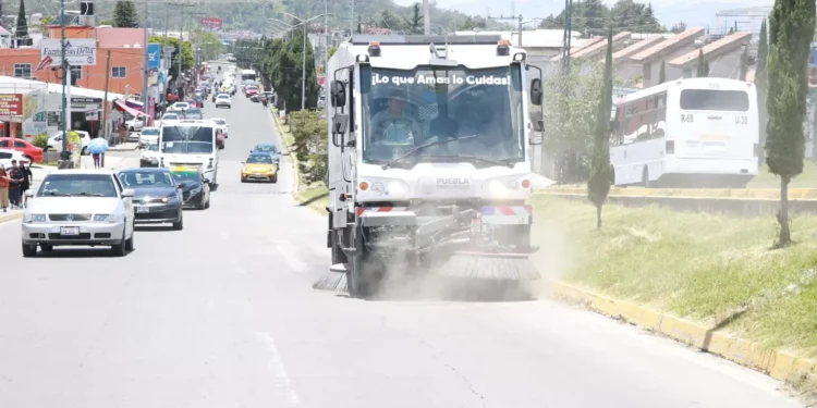 Con barredoras mecánicas Gobierno Estatal atiende  vialidades principales en la Capital