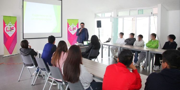 Promueve DIF Municipal plática de emprendedurismo a estudiantes del bachillerato híbrido