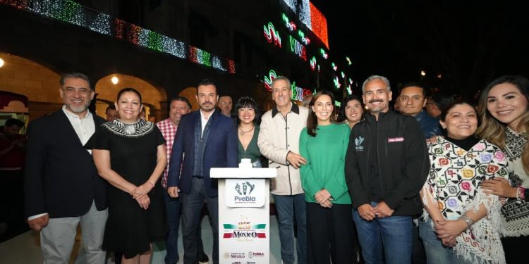 Pepe Chedraui iluminó el primer cuadro de la ciudad por las Fiestas Patrias 2025