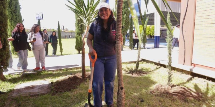 Reforestación en San Andrés Cholula en el bachillerato Elena Garro
