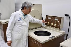 Investigador de la BUAP estudia bacteria capaz de descomponer PET
