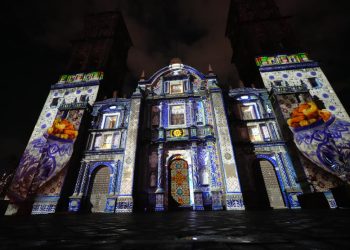 Inaugura Pepe Chedraui proyecciones del videomapping «Septiembre Brilla» en la fachada de Catedral