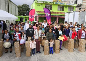 Entrega Pepe Chedraui apoyos alimentarios en Azumiatla