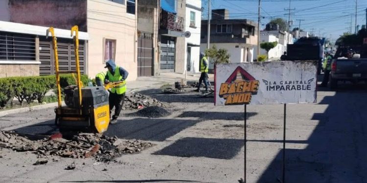 Entrega Pepe Chedraui apoyos alimentarios en Azumiatla