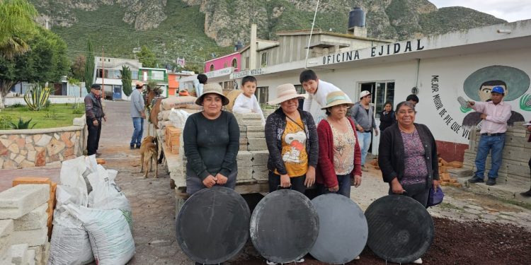 Salud, economía y cuidado ambiental promueve Altosano Granjas Carroll al entregar 170 estufas ahorradoras de leña