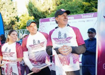 Pepe Chedraui dio el banderazo de la salida al Medio Maratón 21K Puebla 2025