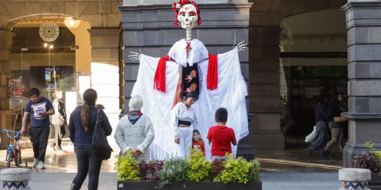 Catrinas y flores engalanan el Centro Histórico de Puebla