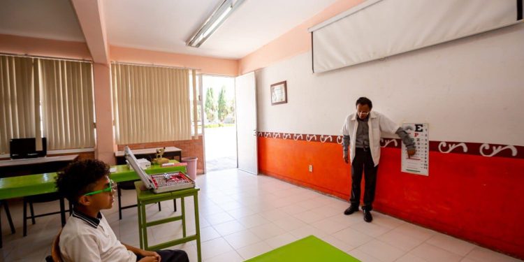 Reciben niñas y niños atención visual mediante el DIF Puebla Capital y Fundación Cimarrón