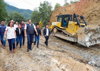 Con módulos de maquinaria, Gobierno de Puebla abre caminos afectados por deslaves en Eloxochitlán