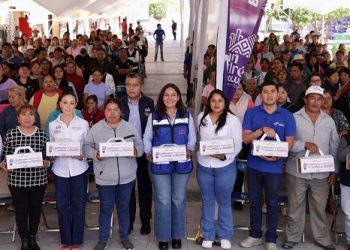 Beneficia Lupita Cuautle a 500 familias con focos ahorradores