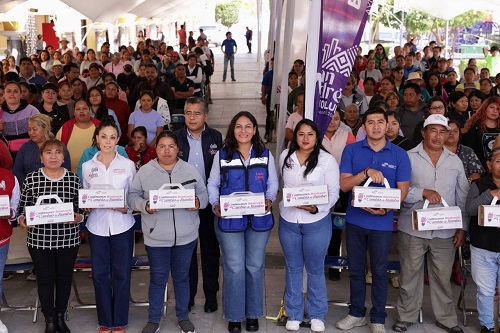 Beneficia Lupita Cuautle a 500 familias con focos ahorradores