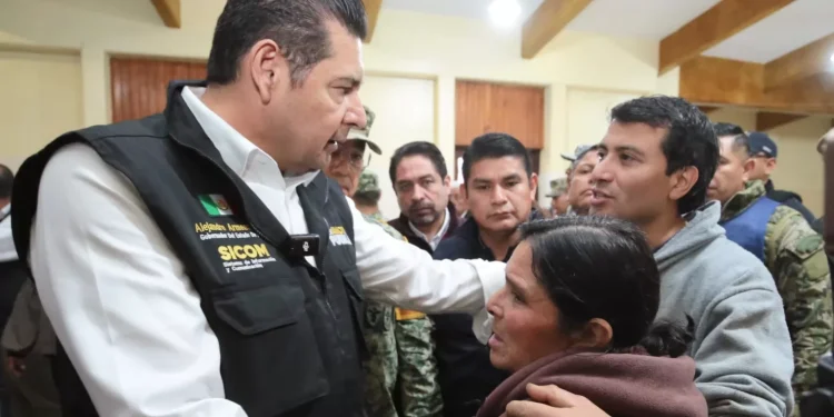 Gobernador Armenta responde de manera inmediata en zonas afectadas por lluvias y supervisa entrega de apoyos