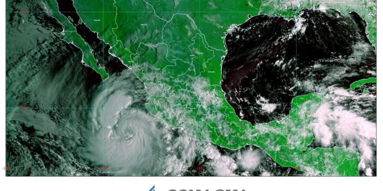 Priscilla se desplaza lentamente hacia el nor-noroeste, frente a las costas del occidente de México