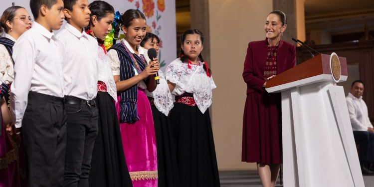 Claudia Sheinbaum invita a la fiesta de culturas comunitarias 2025. Yoltlajtoli: voces en el zócalo