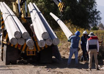 Mejora Lupita Cuautle servicios básicos en San Luis Tehuiloyocan con nueva red de electrificación
