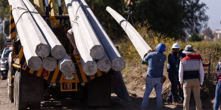 Mejora Lupita Cuautle servicios básicos en San Luis Tehuiloyocan con nueva red de electrificación