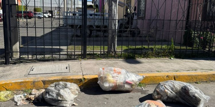 Denuncian a taquería por dejar basura en la vía pública