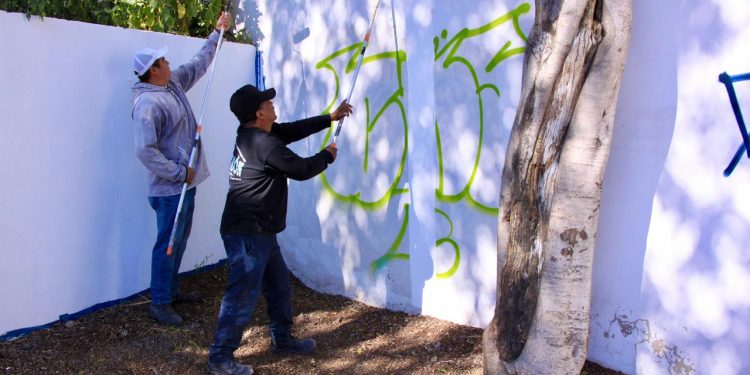 Realiza Gobierno de la Ciudad jornada de pintura en la Cancha de Usos Múltiples La María