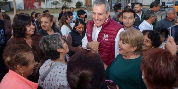 Entrega Pepe Chedraui rehabilitación vial en la unidad habitacional Loma Bella