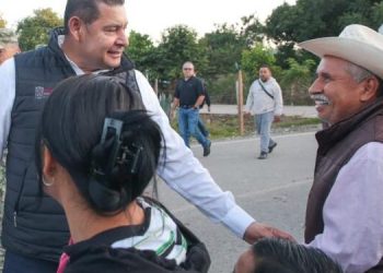 Puebla de pie, gobernador Armenta supervisa entrega de apoyos en El Carrizal
