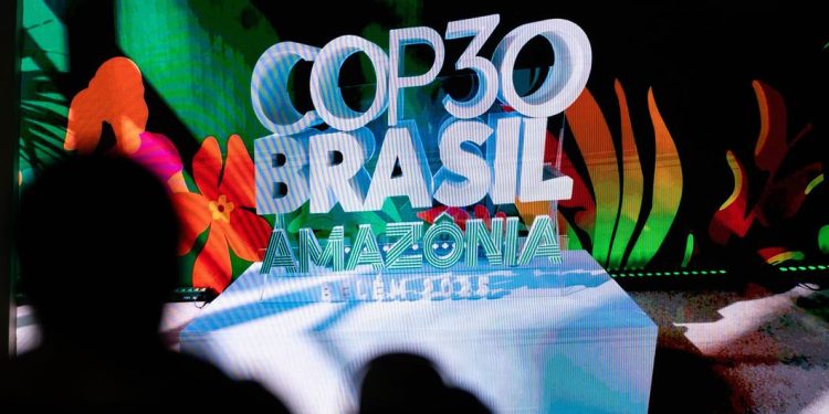 La COP30 impulsa el financiamiento climático y promete planificar la transición hacia los combustibles fósiles