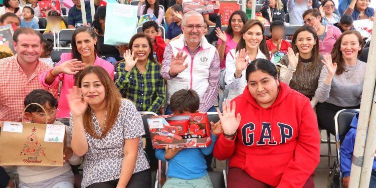 Encabeza MariElise Budib entrega de juguetes a usuarias y usuarios del CMERI