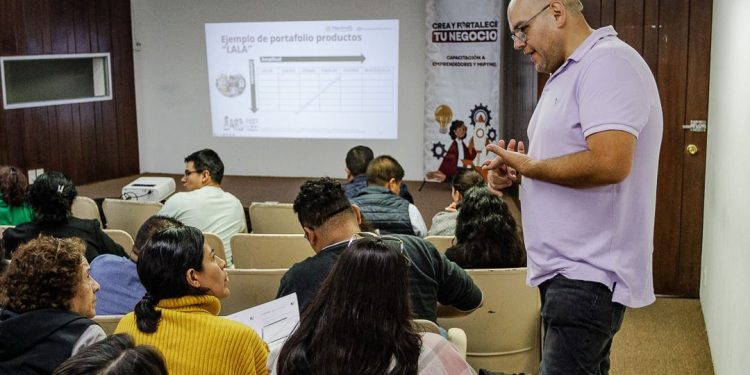 Capacita Gobierno de la Ciudad a más de 5 mil personas para impulsar sus negocios