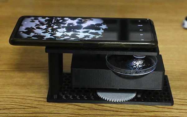 Evaluarán biodiversidad del suelo con microscopio portátil que usa piezas en 3D