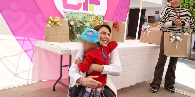 MariElise Budib entrega regalos a usuarias y usuarios del CMERI